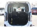 後席を足元に折りたためば、広く低い床面が出現。自転車などの大きな荷物も収まります。