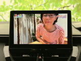 停車中にテレビ番組などを視聴でき、休憩時間も車内でゆったり過ごせます。画面は中央に配置され、確認しやすい位置にあるのも便利。停車時の楽しみにぜひご活用ください。