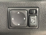 狭い駐車場で便利な電動格納ドアミラーが付いています。