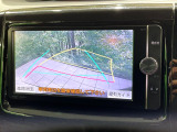 【バックカメラ】駐車時に後方がリアルタイム映像で確認できます。大型商業施設や立体駐車場での駐車時や、夜間のバック時に大活躍!運転スキルに関わらず、今や必須となった装備のひとつです!