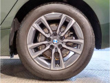 【BMWアロイホイル】軽量かつ強度に拘ったアロイホイル。走行性能ポテンシャルを引き出す設計。車の足元を引き締めてくれる大きなポイントはアロイホイルです。