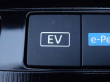 【EVモード】あらかじめリチウムイオンバッテリーを充電するモードです。 EVモードスイッチをONにするとエンジンの始動を極力抑えて走行します!
