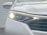【LEDヘッドライト】悪天候や夜間走行時も良好な視界を確保し安心して運転できる高輝度LEDヘッドライトを装備!点灯速度が早く、消費電力も抑えられています。