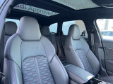 ●レザーシート『高級感や耐久性がありこちらのモデルにも採用されています。レザーは見た目が美しく内装を豪華に演出します。柔らかく肌触りが良く長時間の運転でも快適です。