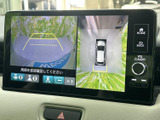 周囲の映像と車両を上から見た表示を切り替えて確認でき、駐車時の周辺把握をサポートします。画面内にガイド線も表示され、車庫入れの目安に役立ちます。