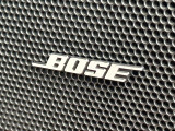【BOSEサウンドシステム】メーカーオプションの高品位サウンドシステムを搭載。専用のチューニングが施された大小様々なスピーカーから良質なサウンドが奏でられ、臨場感あふれる音響空間を演出します。