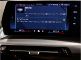 【ⅰドライブナビゲーション】文字情報も鮮明に表示する高解像度カラーディスプレイを採用。視認性に優れた地図デザインと特徴的な建造物を目印にした描写表示で現在位置を把握できます。地図データの更新も可能です