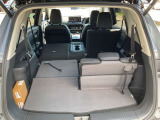 バックドアは大きく開きます。定員乗車時でも十分広いラゲッジスペースを確保しています