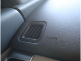 【助手席エアバッグ】 車両前方に衝撃が加わった際に、音響センサーによって瞬時に開きます。 ※シートベルト非着用の場合、本来の性能が発揮できませんので必ずシートベルトを着用しましょう。