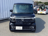 LEDヘッドライトは、本当に明るくて安全です。暗い夜道からお客様を守ってくれます。運転しやすいですし、自慢にもなるかも?黄色いハロゲンライトと見比べてください。
