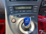 シフトまわりを別の角度から見たところです。車内の使い勝手も実車でご覧ください。