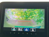 後方の様子をモニターで確認でき、駐車時の周囲確認をサポートします。画面には目安となるガイド線も表示されるため、車庫入れや狭い場所での取り回しに役立ちます。