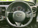 握りやすい位置に各種スイッチがまとまり、運転姿勢を大きく変えずに手元で操作できます。メーターや周囲のスイッチ類も見渡しやすく、運転席まわりが機能的です。