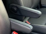 アームレストです!これがないと運転が落ち着かないという方もいらっしゃるのではないでしょうか?肘置きがあるだけでも比較的楽な姿勢で運転することが出来ますし腕の疲れを軽減できます。