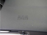 ◆助手席エアバッグ◆SRSエアバッグは、シートベルトだけでは防ぎきれない衝突時の衝撃から乗員を守るための安全装置。衝突時に瞬時に膨らみ、頭部や胸部がダッシュボードに直接衝突するのを防ぎます。