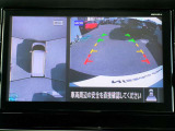 リバースにシフトするとまるで上空から見下ろしているような感じにナビゲーション画面に映し出します