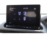フルセグTVも視聴できます。Bluetooth接続をすれば音楽再生のみならずスマートフォンならばハンズフリー通話も可能です。