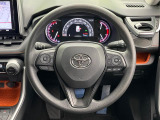 インテリアに合わせたデザインのステアリングは、運転される方のことも考え、運転しやすい形状、大きさです。是非一度、実際に触ってお確かめください。