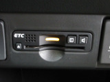 ETC付。高速道路の料金所はキャッシュレスで通過です。サービスエリア等にあるスマートインターの出入口も利用可能でとっても便利。ご納車後すぐにお使い頂けるようセットアップしてのお渡しとなります。