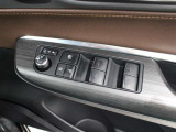 ドアの施錠・解錠に連動してドアミラーが自動で格納・復帰するオート格納機能や、運転席からも操作可能な全席パワーウィンドウが装備されています。