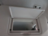 運転席側と助手席側にバニティミラーついていますちょっとした身だしなみが確認できます。