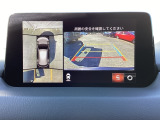 狭い場所での駐車やすれ違いなどでより的確な運転操作に役立つ360&deg;ビューモニターが装備されています。