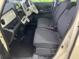前席はゆとりを感じる座面と落ち着いた色合いで、乗車中もくつろぎやすい雰囲気です。運転席から前方を見渡しやすく、助手席側もすっきりした足元で快適にお過ごしいただけます。