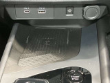 【ワイヤレス充電器】Qi規格対応スマートフォンのワイヤレス充電器をセンターコンソールに装備★右のスイッチがオレンジに光れば充電中の合図です★