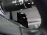 ◆減速セレクター◆ステアリングホイールの左右に取り付けられた2つのパドルスイッチで減速の強さを調整。 左側の「-」を操作すると減速を強く、右側の「+」を操作すると減速を弱くすることができます。