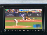 テレビ番組を画面で視聴できる装備です。停車中の休憩時間に映像を楽しめるため、待ち時間も快適に過ごせます。日常のさまざまな場面で活用できます。