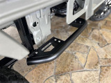 CARSTYLEサイドステップを装着。パイプ形状でワイルド感アップ、実用性にも優れておりステップとしても使え横からのアクセスが容易になります。