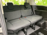 3列目シートも広々としており、大人でもゆったりと座れます。多人数乗車時でも快適に過ごせる、優れた空間効率を実現しています。