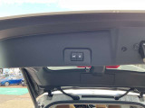インテリジェントキーを携帯していれば、両手が荷物でふさがっていてもバックドアが開くハンズフリー機能を搭載したオートバックドア装備。