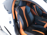 フロントシートは、搭乗者を優しく受け止め、ホールドしてくれます。