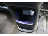様々な電気製品の電源供給ポートとしてアクセサリーソケットを装備しています。充電中のスマホなどの置き場としても便利で、運転席からも助手席からも手が届きやすいインパネセンターポケットを備えています。