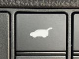 【パワーバックドア】スマートキーや運転席のボタンを押すだけでリアゲートが自動で開閉します!荷物を持っている時や、高い位置にあるバックドアを閉める際に便利な機能です♪