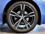 【BMWアロイホイル】軽量かつ強度に拘ったアロイホイル。走行性能ポテンシャルを引き出す設計。車の足元を引き締めてくれる大きなポイントはアロイホイルです。