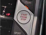 【スタートボタン】リモコンキーを持っているだけで起動可能なスタートボタン。オートスタート/ストップ機能も装備しており燃料消費量の軽減に貢献します。