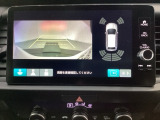 バックでの車庫入れも安心です!リアカメラが付いているバックモニター付のナビディスプレイを装備しております。バンパーについているソナーや、操作線もついており距離感も画面から確認できます。