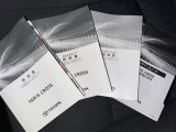 メンテナンスノート、取扱説明書です。 その車の整備記録が事細やかに記録されています。 車が生まれてから今までどのような道を歩んできたのか判るとても重要な物ですよ。
