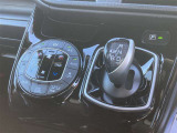 オートエアコンで車内快適♪ご希望の温度に設定すれば風向きや風量を自動で調整してくれますよ!