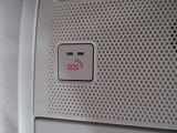 エアバッグ作動時や後突時、もしくは車内のSOSボタンを押した際に緊急通報オペレーターに連携し、救急・警察を手配します。更にオペレーターにも連携、お客様のご要望に応じてロードサービスの手配を行います。