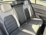スポーティな走りと上質な室内空間を兼ね備えたゴルフGTI!レザーシートがインテリアに高級感を添え、走る楽しさだけでなく所有する満足感も味わえる、大人のためのスポーツハッチバックです!