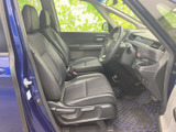 運転席まわりは前方を見渡しやすく、シートに腰掛けた際も落ち着いて過ごせる空間です。座面や背もたれには表情のある模様が施され、毎日の通勤や移動にもなじみます。