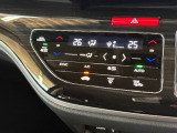 デュアルエアコンを装備!運転席と助手席でそれぞれお好みの温度に設定できるため、体感温度の違いにも対応できます。同乗者と一緒のドライブを、より快適に過ごせる嬉しい装備です。