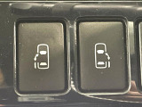 【両側パワースライドドア】スマートキーや運転席のスイッチで後席両側スライドドアの開閉が可能♪電動だから力を入れてドアを開ける必要が無く、小さなお子様でも簡単に開け閉めでき快適です♪