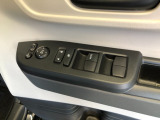 【窓操作部分】運転席のスイッチでは、すべてのウィンドーの開閉操作を行うことができます。