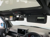【サンバイザー】車内で身だしなみを整えるためのバニティミラーがセット。お化粧直しや髪型のチェックに活用できます。