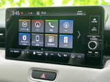 ナビや電話、FM、Bluetoothなどのメニューを画面上で選べます。物理ボタンと音量ダイヤルも備わり、音源の切り替えや日常の操作をスムーズに行えます。