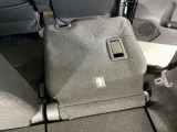 リアシートは簡単に倒すことができるので、ラゲッジルームも広がります。